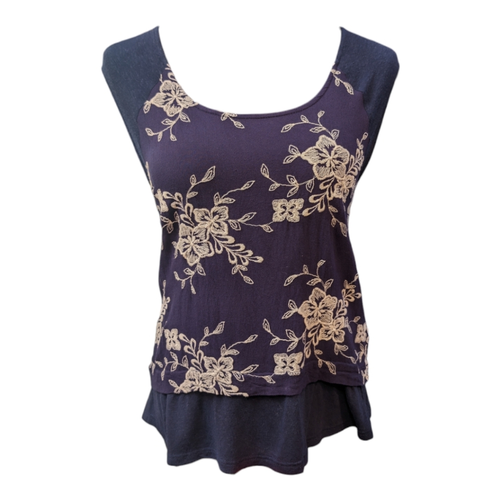 Le Lis Blue With White Floral Stitching Short Sleeve Lightweight Tee Size M